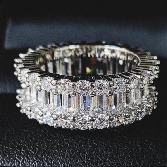 BAGGAGE 18K ROUND DIAMOND SILVER ETERNITY RING, CUTE RING, SHINY RING. - Picture 7 of 7